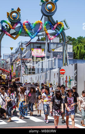 Tokio Japan, Asien, Orient, Harajuku, Takeshita Dori, Straße, Shopping Shopper Shopper shoppen Geschäfte Markt Märkte Markt kaufen verkaufen, Einzelhandelsgeschäft zu Stockfoto