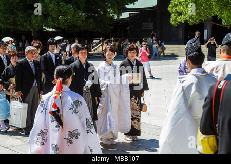 Tokio Japan, Shibuya ku, Meiji Jingu Shinto-Schrein, Hochzeit, Zeremonie, Prozession, Linie, Schlange, Asiatisch-orientalisch, Männer, Frauen, Braut, Bräutigam, Begleiter, Japaner, Orien Stockfoto