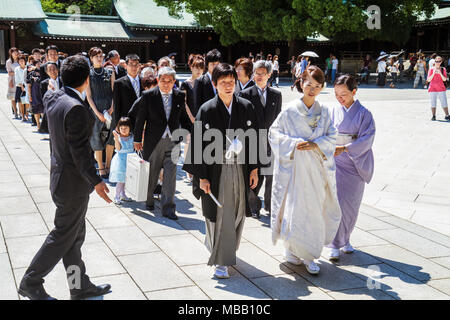 Tokio Japan, Shibuya ku, Meiji Jingu Shinto-Schrein, Hochzeit, Zeremonie, Prozession, Linie, Schlange, Asiatisch-orientalisch, Männer, Frauen, Braut, Bräutigam, Begleiter, Japaner, Orien Stockfoto