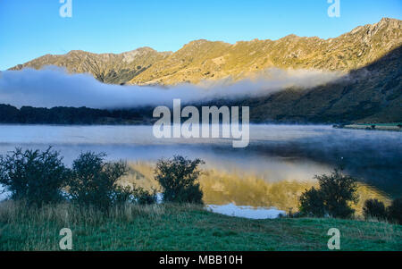 Morgennebel auf Moke Lake in der Nähe von Queenstown, Neuseeland Stockfoto