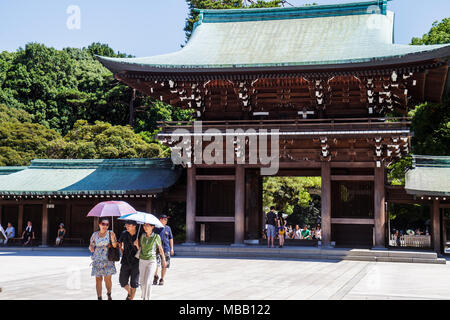 Tokio Japan, Shibuya ku, Meiji Jingu Shinto-Schrein, Asiatisch-orientalisch, Mann Männer Erwachsene Erwachsene, Frau Frauen, torii, Tor, Torbogen, Eingang, Regenschirm, Japa Stockfoto