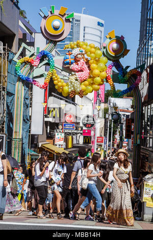 Tokio Japan, Asien, Orient, Harajuku, Takeshita Dori, Straße, Shopping Shopper Shopper shoppen Geschäfte Markt Märkte Markt kaufen verkaufen, Einzelhandelsgeschäft zu Stockfoto