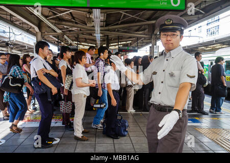 Tokio Japan, Ikebukuro, JR-Bahnhof Ikebukuro, Yamanote-Linie, Bahnsteig, Aufseher, Pendler, Schlange stehen, Schlange stehen, Rush Hour, Japanisch, orientalisch, Japan110711009 Stockfoto