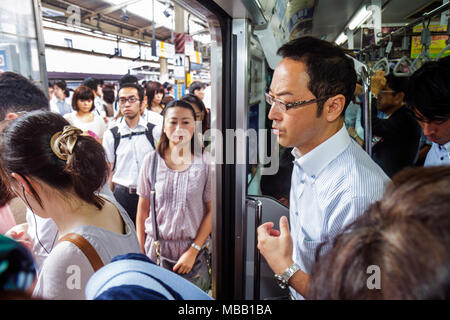 Tokio Japan, Asien, Orient, Ikebukuro, JR Ikebukuro Station, Yamanote Line, Asiaten, Asiaten, ethnische Einwanderer, Minderheit, Orientalische, Mann, Männer, Erwachsene, adu Stockfoto