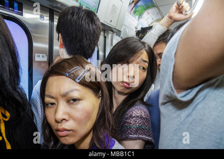 Tokio Japan, Asien, Orient, Ikebukuro, JR Ikebukuro Station, Yamanote Line, Asiaten, Asiaten, ethnische Einwanderer Minderheit, Orientalische, Frauen, weibliche junge Stockfoto