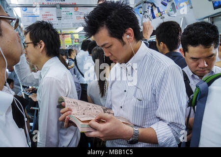 Tokio Japan, Asien, Orient, Yurakucho, JR Yurakucho Station, Yamanote Line, Asiaten Ethnische Einwanderer Minderheit, Oriental, Mann Männer männlich Erwachsene adu Stockfoto