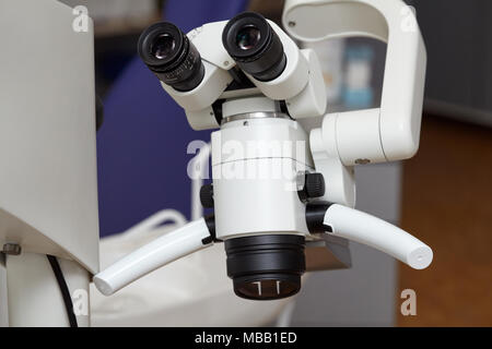 Professionelle medizinische zahnmedizinische binokulares Mikroskop in der Zahnarztpraxis Stockfoto