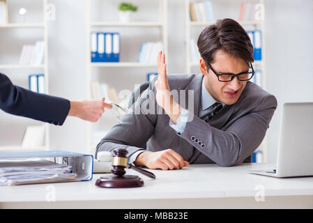 Rechtsanwalt angeboten Bestechungsgeld für seine Dienste, Stockfoto