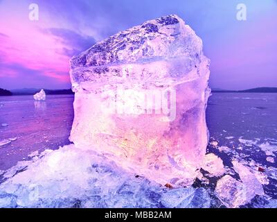 Eisberge und Eisschollen wider Abendlicht, Flachbild eisigen Ebene in der stillen Bucht. Treibeis in der Lagune Stockfoto