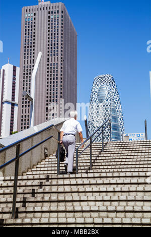 Tokio Japan, Shinjuku, Shinjuku Center Building, Mode Gakuen Cocoon Tower, Wolkenkratzer, Treppen Treppen, asiatisches Orientalisch, Männer, Erwachsene, Jap Stockfoto