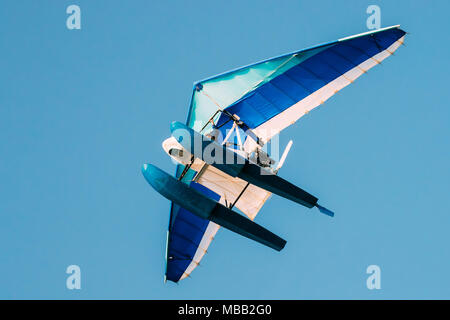 Motorisierte Hängegleiter fliegen auf blauem Himmelshintergrund der klaren sonnigen. Stockfoto