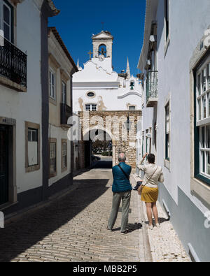 Faro, Portugal, April 3, 2018: Touristen in der Nähe des Arch de Vila in der Altstadt von Faro, Algarve, Portugal. Stockfoto