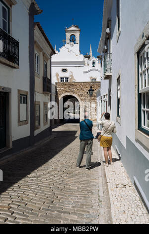 Faro, Portugal, April 3, 2018: Touristen in der Nähe des Arch de Vila in der Altstadt von Faro, Algarve, Portugal. Stockfoto