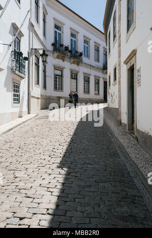 Faro, Portugal, April 3, 2018: Touristen, die in der Nähe des Arch de Vila in der Altstadt von Faro, Algarve, Portugal. Stockfoto