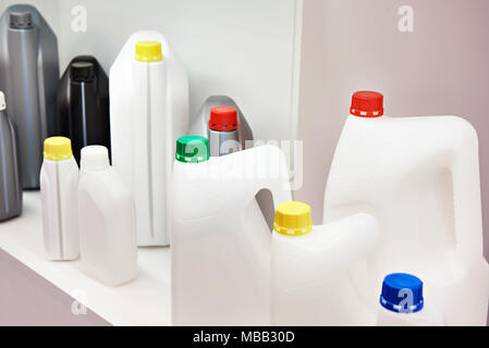 Leere Kunststoffbehalter Fur Flussigkeiten Im Store Stockfotografie Alamy
