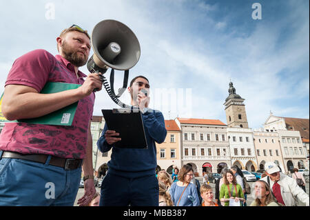 Ceske Budejovice, Tschechien. 09 Apr, 2018. Veranstalter Tomas Tratina, Links, und student Martin Dudy sprechen bei gedenkmünzen Treffen in Gedenken an die Opfer des Krieges Konzentrationslager für Roma in Lety fand in Ceske Budejovice, Tschechien am Montag, 9. April 2018. Credit: Petr Skrivanek/CTK Photo/Alamy leben Nachrichten Stockfoto