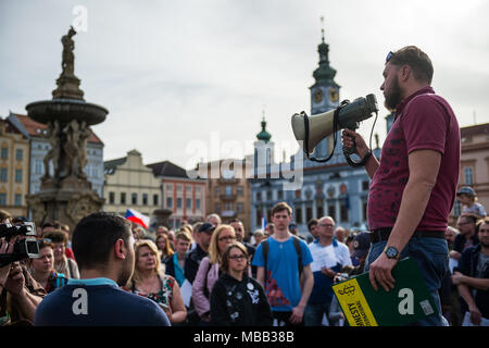 Ceske Budejovice, Tschechien. 09 Apr, 2018. Veranstalter Tomas Tratina spricht auf gedenkmünzen Treffen in Gedenken an die Opfer des Krieges Konzentrationslager für Roma in Lety fand in Ceske Budejovice, Tschechien am Montag, 9. April 2018. Credit: Petr Skrivanek/CTK Photo/Alamy leben Nachrichten Stockfoto