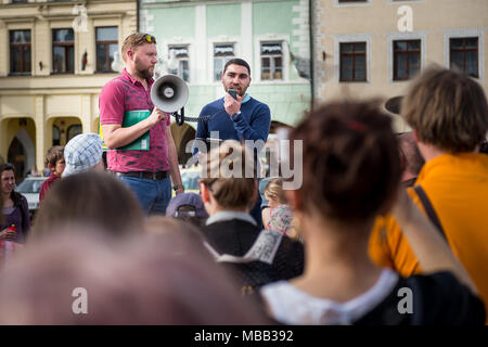 Ceske Budejovice, Tschechien. 09 Apr, 2018. Veranstalter Tomas Tratina, Links, und student Martin Dudy sprechen bei gedenkmünzen Treffen in Gedenken an die Opfer des Krieges Konzentrationslager für Roma in Lety fand in Ceske Budejovice, Tschechien am Montag, 9. April 2018. Credit: Petr Skrivanek/CTK Photo/Alamy leben Nachrichten Stockfoto