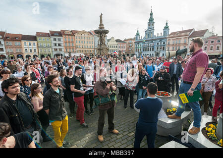 Ceske Budejovice, Tschechien. 09 Apr, 2018. Veranstalter Tomas Tratina spricht auf gedenkmünzen Treffen in Gedenken an die Opfer des Krieges Konzentrationslager für Roma in Lety fand in Ceske Budejovice, Tschechien am Montag, 9. April 2018. Credit: Petr Skrivanek/CTK Photo/Alamy leben Nachrichten Stockfoto