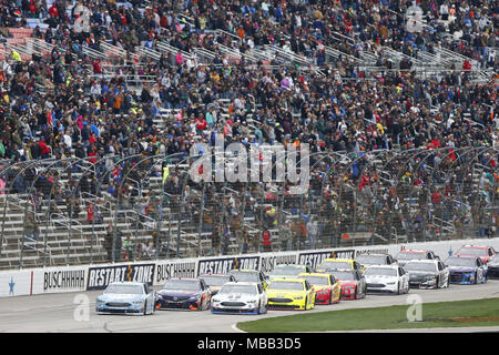 Ft. Worth, Texas, USA. 8 Apr, 2018. April 08, 2018 - Ft. Worth, Texas, USA: Kevin Harvick (4) und Clint Bowyer (14) führen das Feld für die O'Reilly Auto Parts 500 an der Texas Motor Speedway in Ft. Worth, Texas. Credit: Stephen A. Arce Asp Inc/ASP/ZUMA Draht/Alamy leben Nachrichten Stockfoto