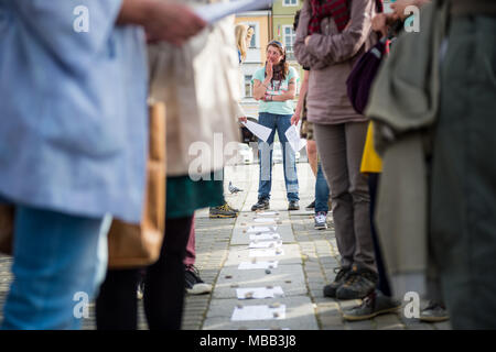 Ceske Budejovice, Tschechien. 09 Apr, 2018. Über 300 Mitarbeiter in der Zentrale Platz von Ceske Budejovice versammelten sich heute, am Montag, 9. April 2018, Respekt für die Opfer der Konzentrationslager Lety für die Roma, die während dem Zweiten Weltkrieg betrieben hatten, etwa 80 km nordwestlich der Stadt. Die Teilnehmer der Versammlung durchgeführt Blatt Papier mit den Namen der Opfer und ihre Termine von Geburt und Tod. Credit: Petr Skrivanek/CTK Photo/Alamy leben Nachrichten Stockfoto