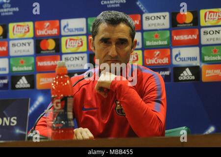 Rom, Italien. 9. April 2018. Ernesto Valverde, Trainer des FC Barcelona im Stadio Olimpico in Rom während der Pressekonferenz vor dem Viertelfinale Champions League Match Roma-Barcellona Credit: Paolo Pizzi/Alamy leben Nachrichten Stockfoto