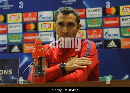 Rom, Italien. 9. April 2018. Ernesto Valverde, Trainer des FC Barcelona im Stadio Olimpico in Rom während der Pressekonferenz vor dem Viertelfinale Champions League Match Roma-Barcellona Credit: Paolo Pizzi/Alamy leben Nachrichten Stockfoto