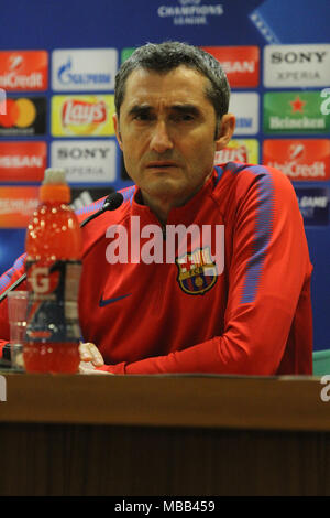 Rom, Italien. 9. April 2018. Ernesto Valverde, Trainer des FC Barcelona im Stadio Olimpico in Rom während der Pressekonferenz vor dem Viertelfinale Champions League Match Roma-Barcellona Credit: Paolo Pizzi/Alamy leben Nachrichten Stockfoto