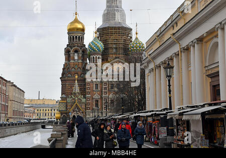 15 März 2018, Russland, St. Petersburg: Fußgänger gehen die Kirche des Erlösers auf Blut im Zentrum von St. Petersburg. Foto: Hendrik Schmidt/dpa-Zentralbild/ZB Stockfoto