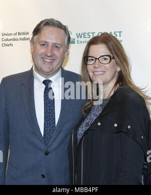 Vancouver, British Columbia, Kanada. 8 Apr, 2018. NDP-Mitglied des Parlaments für Burnaby Süd, Kennedy Stewart und seine Frau Jeannete ankommen auf dem roten Teppich feiern das Brechen von von Nachrichten, dass die BC Opposition treibt Kinder Morgan alle nicht unbedingt notwendigen Ausgaben auf der Trans Mountain pipeline Expansion vor dem Screening von Zack Embree's Film ''DIREKT BETROFFENE: Pipeline unter Druck'' Dokumentation Ablehnung der Trans Mountain pipeline Expansion in den letzten Jahren an Der cultch Vancouver East Cultural Center in Vancouver, British Columbia (BC), 8. April 2018 auszusetzen. (Bild: Stockfoto