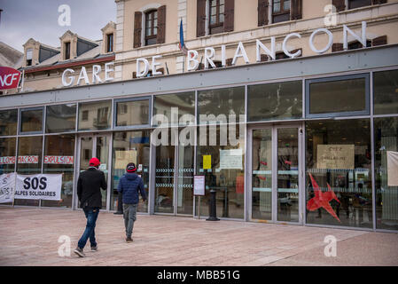 April 9, 2018 - Briancon, France-April 9, 2018: Migranten Grenze Frankreich Italien, Briancon Bahnhof von Migranten und sozialen Zentren belegt undokumentierte Migranten in Frankreich. Credit: Stefano Guidi/ZUMA Draht/Alamy leben Nachrichten Stockfoto