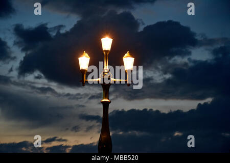 Glasgow, UK. 9 Apr, 2018. Dämmerung fällt auf die Albert Bridge in Glasgow Credit: Tony Clerkson/Alamy leben Nachrichten Stockfoto