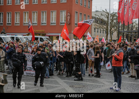 Mainz, Deutschland. 9. April 2018. Der Zähler Demonstranten wave Fahnen und Banner führen. Rund 50 Rechtsextreme Demonstranten sammelten sich in der Innenstadt von Mainz, gegen die deutsche Regierung zu protestieren, für die Schließung der Grenzen und gegen Flüchtlinge unter dem Motto 'MErkel hat zu gehen'. Sie wurden von rund 400 Zähler Gehechelt-Demonstranten. Quelle: Michael Debets/Alamy leben Nachrichten Stockfoto