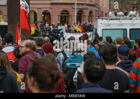 Mainz, Deutschland. 9. April 2018. Gegen Demonstranten Hecheln des rechten Flügels Rallye. Rund 50 Rechtsextreme Demonstranten sammelten sich in der Innenstadt von Mainz, gegen die deutsche Regierung zu protestieren, für die Schließung der Grenzen und gegen Flüchtlinge unter dem Motto 'MErkel hat zu gehen'. Sie wurden von rund 400 Zähler Gehechelt-Demonstranten. Quelle: Michael Debets/Alamy leben Nachrichten Stockfoto