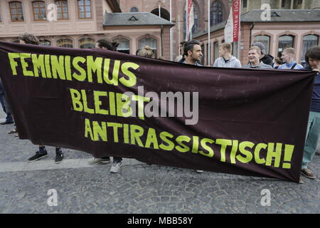 Mainz, Deutschland. 9. April 2018. Gegen Demonstranten Carr ein Banner mit der Aufschrift "Feminismus bleibt Anti-rassistisch". Rund 50 Rechtsextreme Demonstranten sammelten sich in der Innenstadt von Mainz, gegen die deutsche Regierung zu protestieren, für die Schließung der Grenzen und gegen Flüchtlinge unter dem Motto 'MErkel hat zu gehen'. Sie wurden von rund 400 Zähler Gehechelt-Demonstranten. Quelle: Michael Debets/Alamy leben Nachrichten Stockfoto