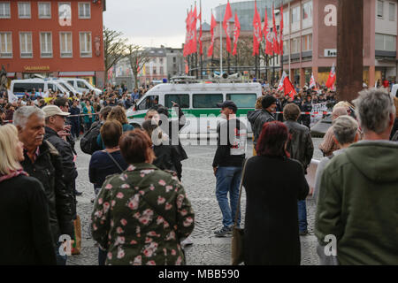 Mainz, Deutschland. 9. April 2018. Rechtsextreme Demonstranten abgebildet auf der Kundgebung. Rund 50 Rechtsextreme Demonstranten sammelten sich in der Innenstadt von Mainz, gegen die deutsche Regierung zu protestieren, für die Schließung der Grenzen und gegen Flüchtlinge unter dem Motto 'MErkel hat zu gehen'. Sie wurden von rund 400 Zähler Gehechelt-Demonstranten. Quelle: Michael Debets/Alamy leben Nachrichten Stockfoto