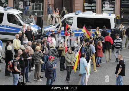 Mainz, Deutschland. 9. April 2018. Rechtsextreme Demonstranten abgebildet auf der Kundgebung. Rund 50 Rechtsextreme Demonstranten in der Innenstadt von Mainz sammelte, gegen die deutsche Regierung zu protestieren, für die Schließung der Grenzen und gegen Flüchtlinge unter dem Motto goÕ ÔMerkel hat. Sie wurden von rund 400 Zähler Gehechelt-Demonstranten. Quelle: Michael Debets/Alamy leben Nachrichten Stockfoto