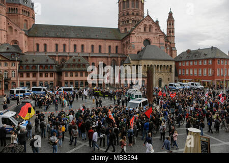 Mainz, Deutschland. 9. April 2018. Die Demonstranten haben die Rechtsextremen Protest umgeben. Rund 50 Rechtsextreme Demonstranten sammelten sich in der Innenstadt von Mainz, gegen die deutsche Regierung zu protestieren, für die Schließung der Grenzen und gegen Flüchtlinge unter dem Motto 'MErkel hat zu gehen'. Sie wurden von rund 400 Zähler Gehechelt-Demonstranten. Quelle: Michael Debets/Alamy leben Nachrichten Stockfoto