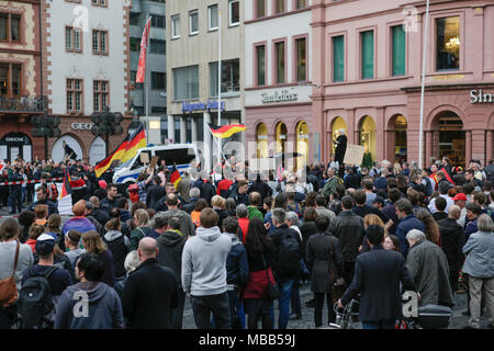 Mainz, Deutschland. 9. April 2018. Die Demonstranten haben die Rechtsextremen Protest umgeben. Rund 50 Rechtsextreme Demonstranten sammelten sich in der Innenstadt von Mainz, gegen die deutsche Regierung zu protestieren, für die Schließung der Grenzen und gegen Flüchtlinge unter dem Motto 'MErkel hat zu gehen'. Sie wurden von rund 400 Zähler Gehechelt-Demonstranten. Quelle: Michael Debets/Alamy leben Nachrichten Stockfoto