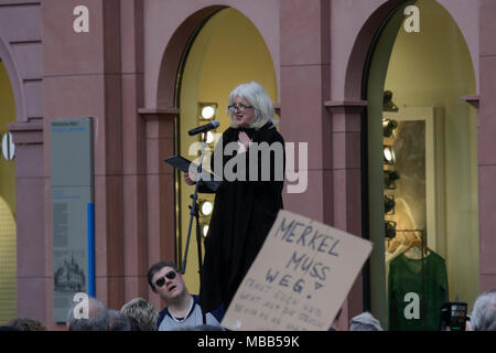 Mainz, Deutschland. 9. April 2018. Die rechten Demonstranten zu einem Sprecher zuhören. Rund 50 Rechtsextreme Demonstranten sammelten sich in der Innenstadt von Mainz, gegen die deutsche Regierung zu protestieren, für die Schließung der Grenzen und gegen Flüchtlinge unter dem Motto 'MErkel hat zu gehen'. Sie wurden von rund 400 Zähler Gehechelt-Demonstranten. Quelle: Michael Debets/Alamy leben Nachrichten Stockfoto