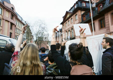 Mainz, Deutschland. 9. April 2018. Gegen Demonstranten geben die mittleren Finger der rechten Demonstranten wie Sie verlassen. Rund 50 Rechtsextreme Demonstranten sammelten sich in der Innenstadt von Mainz, gegen die deutsche Regierung zu protestieren, für die Schließung der Grenzen und gegen Flüchtlinge unter dem Motto 'MErkel hat zu gehen'. Sie wurden von rund 400 Zähler Gehechelt-Demonstranten. Quelle: Michael Debets/Alamy leben Nachrichten Stockfoto