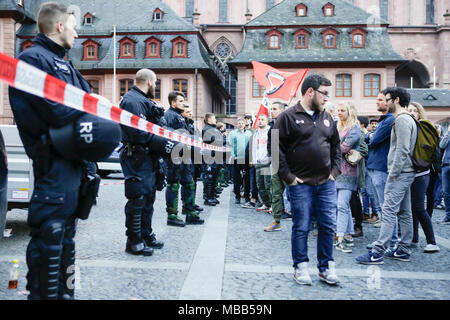 Mainz, Deutschland. 9. April 2018. Die Bereitschaftspolizei trennt die rechten Demonstranten aus dem Zähler protestieren. Rund 50 Rechtsextreme Demonstranten sammelten sich in der Innenstadt von Mainz, gegen die deutsche Regierung zu protestieren, für die Schließung der Grenzen und gegen Flüchtlinge unter dem Motto 'MErkel hat zu gehen'. Sie wurden von rund 400 Zähler Gehechelt-Demonstranten. Quelle: Michael Debets/Alamy leben Nachrichten Stockfoto