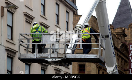 Glasgow, Schottland, Großbritannien. 9. April 2018. Abbrucharbeiten weiterhin auf einem der geschäftigsten Einkaufsstraßen von Glasgow, der Sauchiehall Street, nach einem massiven Blaze zerstört Nummern 92-96 und 98-106 am 22. März. Victoria's Nachtclub ging verloren, ebenso wie mehrere Geschäfte. Inzwischen ist der Pavillon, ein beliebter und historische Vielfalt Theater befindet sich neben der Szene, wird für die Dauer der Arbeiten geschlossen bleiben - rund zwei Monate - wegen der Gefahr der nahe gelegenen Gebäude einstürzen. Credit: Iain McGuinness/Alamy leben Nachrichten Stockfoto