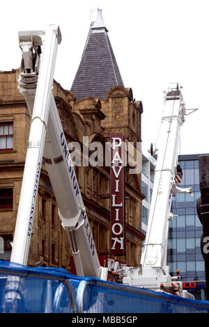 Glasgow, Schottland, Großbritannien. 9. April 2018. Abbrucharbeiten weiterhin auf einem der geschäftigsten Einkaufsstraßen von Glasgow, der Sauchiehall Street, nach einem massiven Blaze zerstört Nummern 92-96 und 98-106 am 22. März. Victoria's Nachtclub ging verloren, ebenso wie mehrere Geschäfte. Inzwischen ist der Pavillon, ein beliebter und historische Vielfalt Theater befindet sich neben der Szene, wird für die Dauer der Arbeiten geschlossen bleiben - rund zwei Monate - wegen der Gefahr der nahe gelegenen Gebäude einstürzen. Credit: Iain McGuinness/Alamy leben Nachrichten Stockfoto