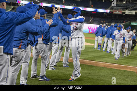 Washington, District of Columbia, USA. 9 Apr, 2018. New York Mets Mittelfeldspieler Juan Lagares (12) feiert mit seinen Mannschaftskameraden nach ihrem Sieg und Reihe Schleife gegen die Washington Nationals an den Angehörigen Park in Washington, DC am Sonntag, 8. April 2018. Das Mets gewann das Spiel 6-5. Credit: Ron Sachs/CNP. Credit: Ron Sachs/CNP/ZUMA Draht/Alamy leben Nachrichten Stockfoto