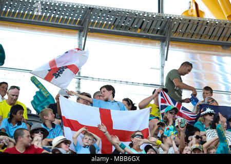 Queensland, Australien. 10 Apr, 2018. Ein Kind aus Kaffee Camp öffentliche Schule mit einem Barmy Army 'Down Under' Flag 2018 an der Athletik auf 10.04.18 Credit: Ben Stand/Alamy leben Nachrichten Stockfoto