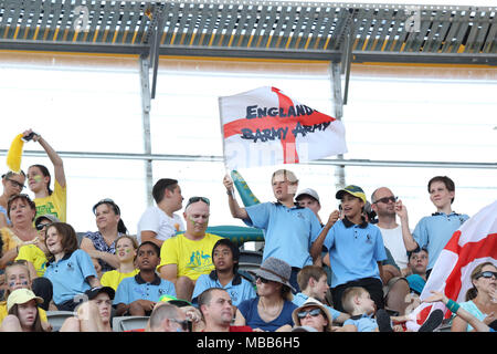 Queensland, Australien. 10 Apr, 2018. Ein Kind aus Kaffee Camp öffentliche Schule mit einem Barmy Army 'Down Under' Flag 2018 an der Athletik auf 10.04.18 Credit: Ben Stand/Alamy leben Nachrichten Stockfoto