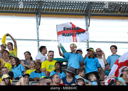 Queensland, Australien. 10 Apr, 2018. Ein Kind aus Kaffee Camp öffentliche Schule mit einem Barmy Army 'Down Under' Flag 2018 an der Athletik auf 10.04.18 Credit: Ben Stand/Alamy leben Nachrichten Stockfoto