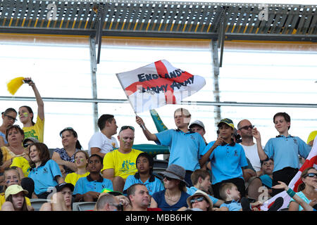 Queensland, Australien. 10 Apr, 2018. Ein Kind aus Kaffee Camp öffentliche Schule mit einem Barmy Army 'Down Under' Flag 2018 an der Athletik auf 10.04.18 Credit: Ben Stand/Alamy leben Nachrichten Stockfoto