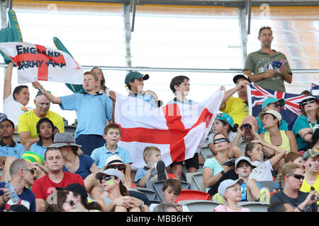 Queensland, Australien. 10 Apr, 2018. Ein Kind aus Kaffee Camp öffentliche Schule mit einem Barmy Army 'Down Under' Flag 2018 an der Athletik auf 10.04.18 Credit: Ben Stand/Alamy leben Nachrichten Stockfoto